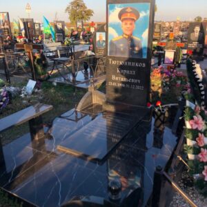 Памятник из гранита военному