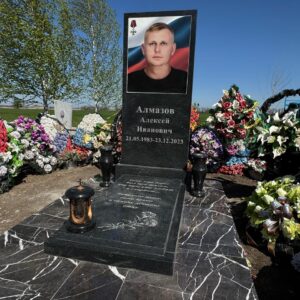 Памятник из гранита военому