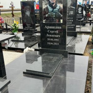 Памятник из гранита военному