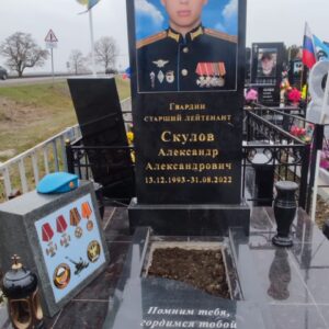 Памятник из гранита военному