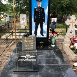 Памятник из гранита военному