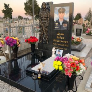 Памятник из гранита военному