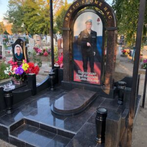Памятник из гранита военному