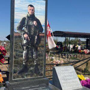 Памятник из гранита военному