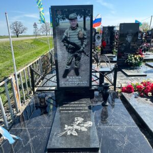 Памятник из гранита военному