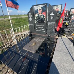 Памятник из гранита военному
