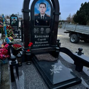 Памятник из гранита военному