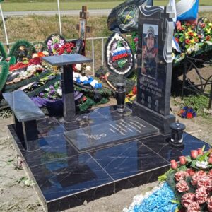 Памятник из гранита военному