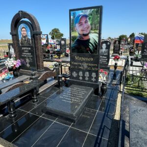 Памятник из гранита военному